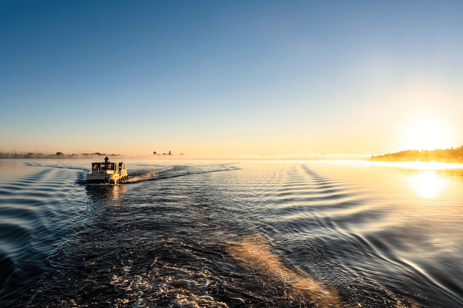 Met de woonboot over de Binnenmüritz bij zonsopgang