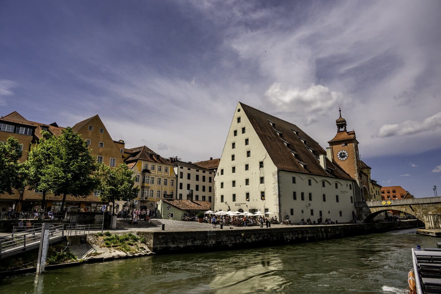 Terwijl de Donau stroomt, vertellen de Salzstadel en de Brücktor het verhaal van Regensburg.