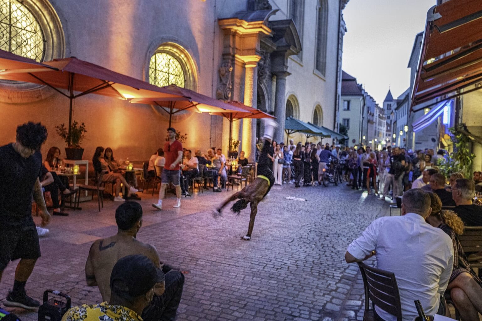 Bij Regensburg gaan straatoptredens en zwoele zomeravonden hand in hand.