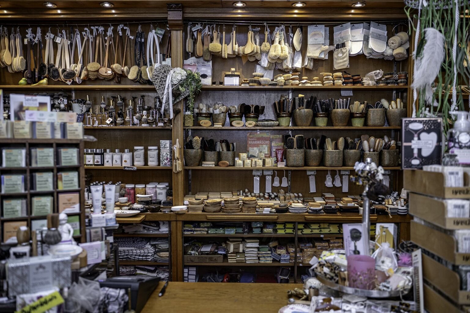 Traditionele borstels, zeep en wellness: vind vakmanschap en charme in het centrum van de oude stad.