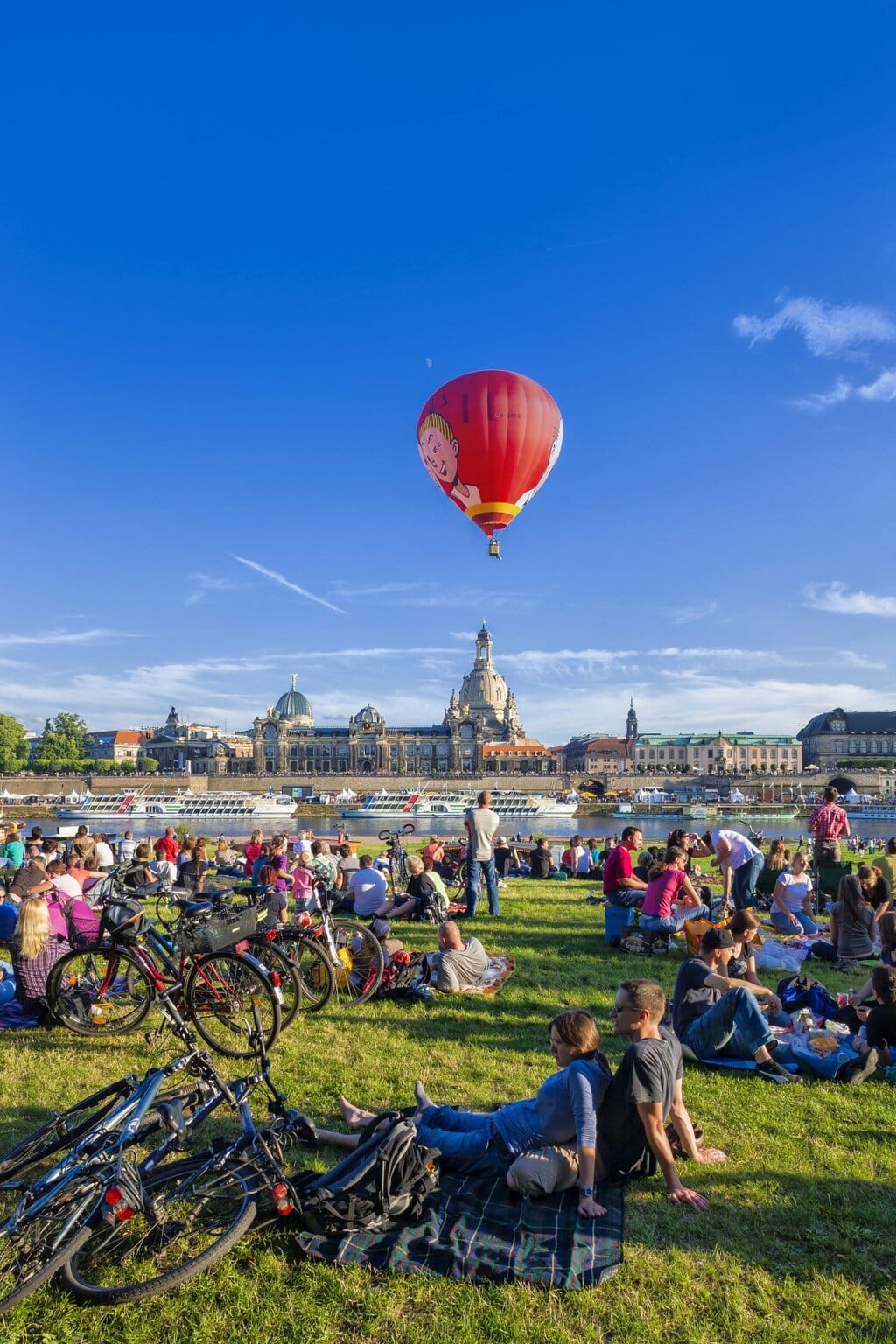 Picknick op de Elbwiesen met uitzicht op Dresden – ontspannen sfeer, luchtballon en skyline maken dit tot echte Dresden Highlights.