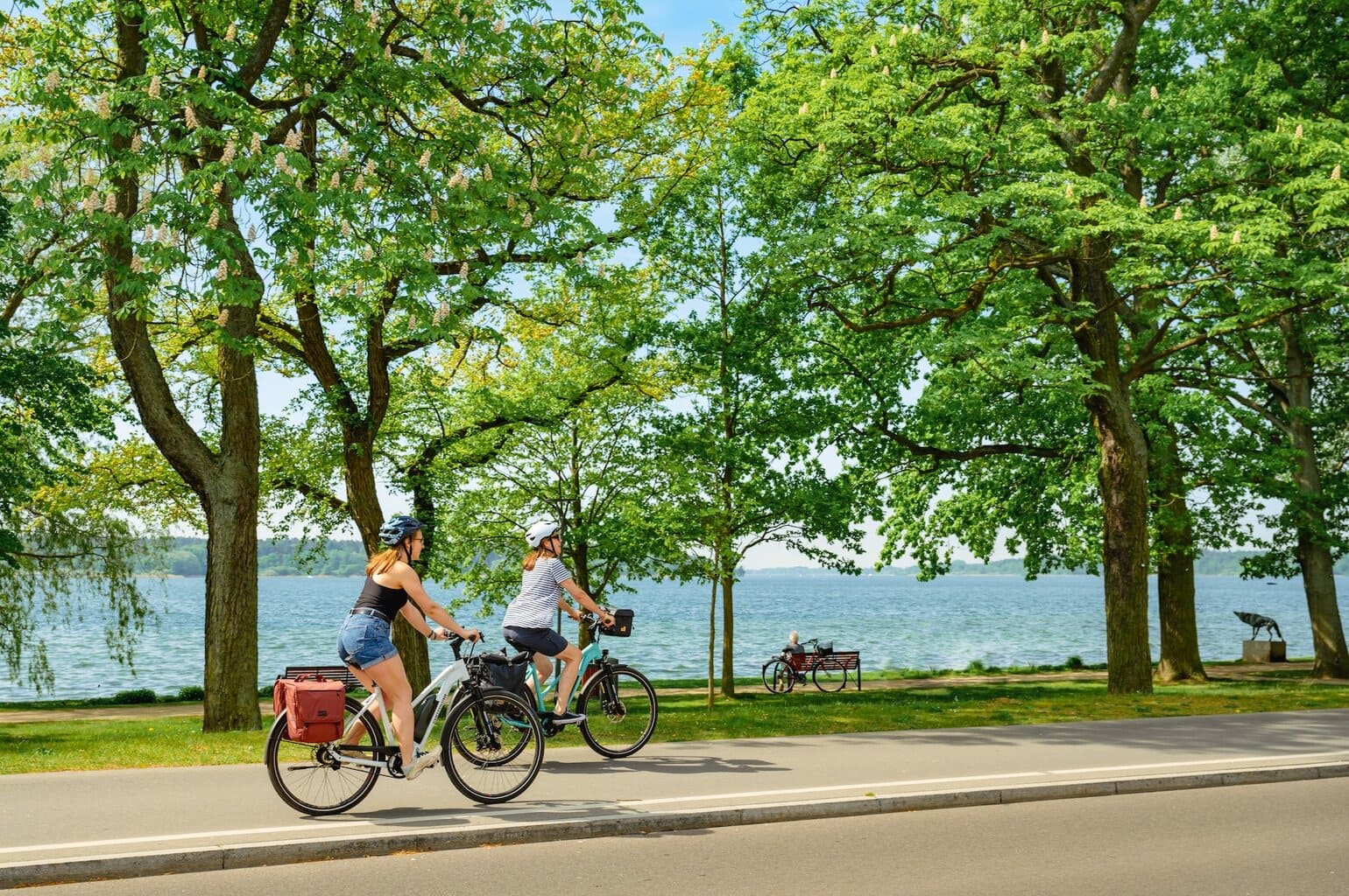 fietstocht in Waren, Müritz aan de Kietzstraße aan de water. Mecklenburg-Vorpommern, Duitsland