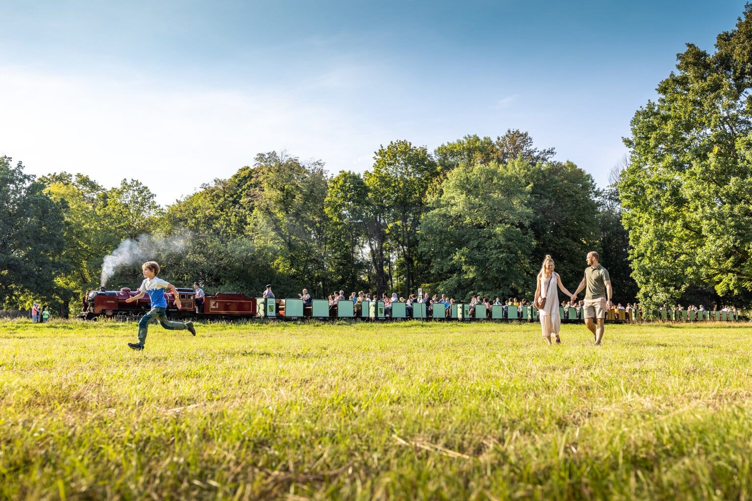 Zomergevoel in de Große Garten in Dresden – ideaal voor gezinnen. De Parkeisenbahn is een van de speelse Dresden Highlights.