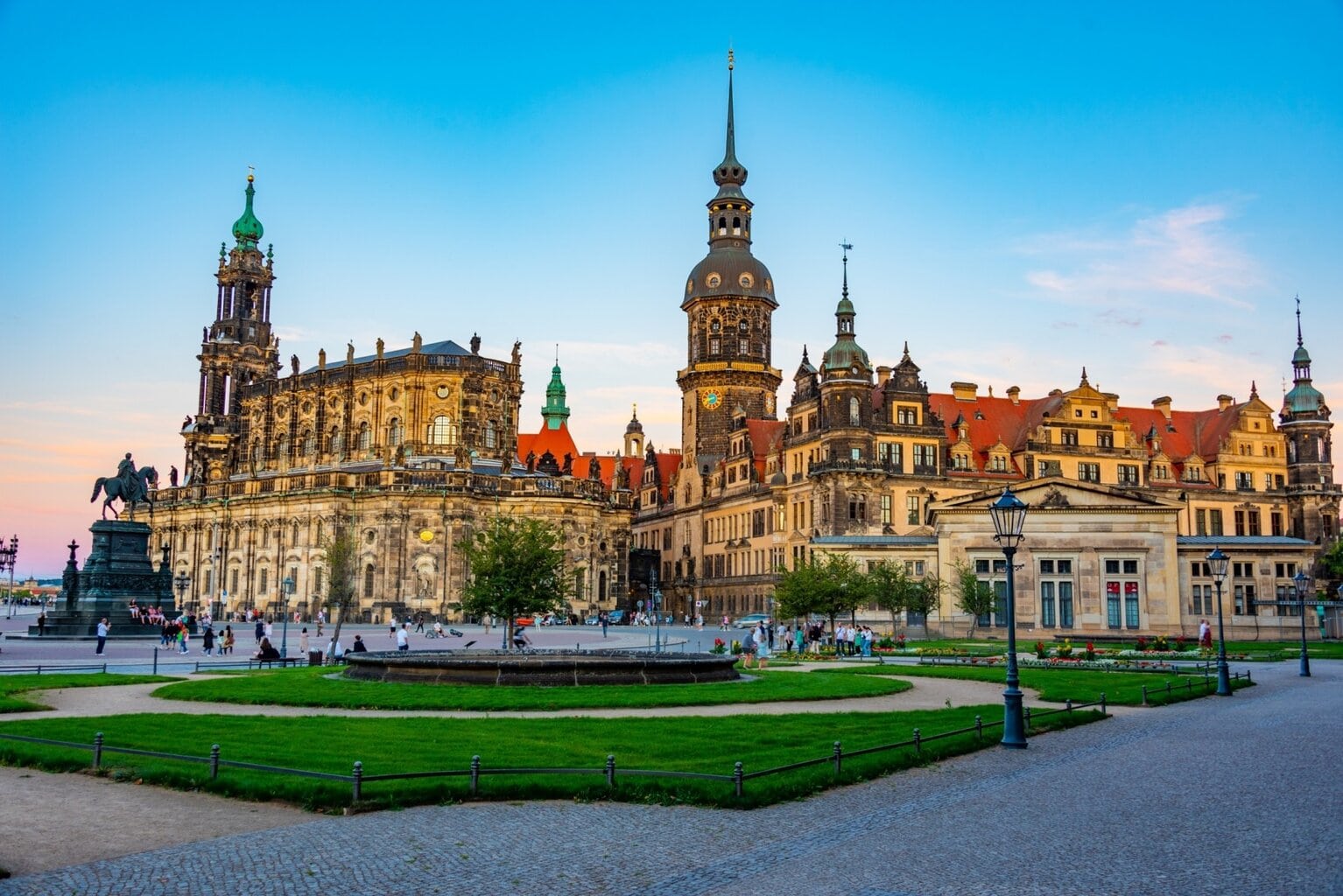 Het Theaterplein in Dresden straalt in de avondzon – een historisch decor vol architectonische Dresden Highlights.