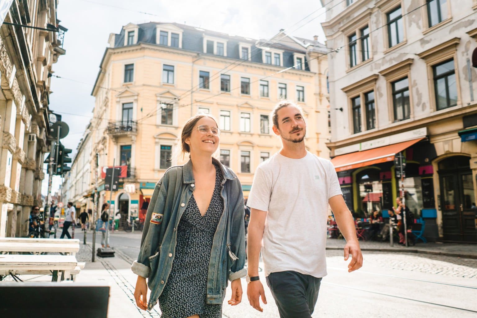 Relaxte sfeer in de Neustadt van Dresden – creatief, levendig en een van de alternatieve Dresden Highlights voor jonge reizigers.