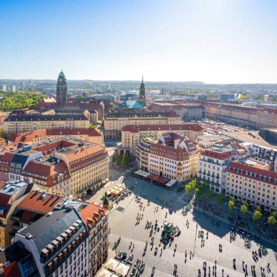 Panorama over het stadscentrum van Dresden – zonnige blik op het Altmarktplein en iconische Dresden Highlights.