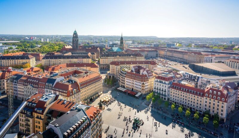 Panorama over het stadscentrum van Dresden – zonnige blik op het Altmarktplein en iconische Dresden Highlights.