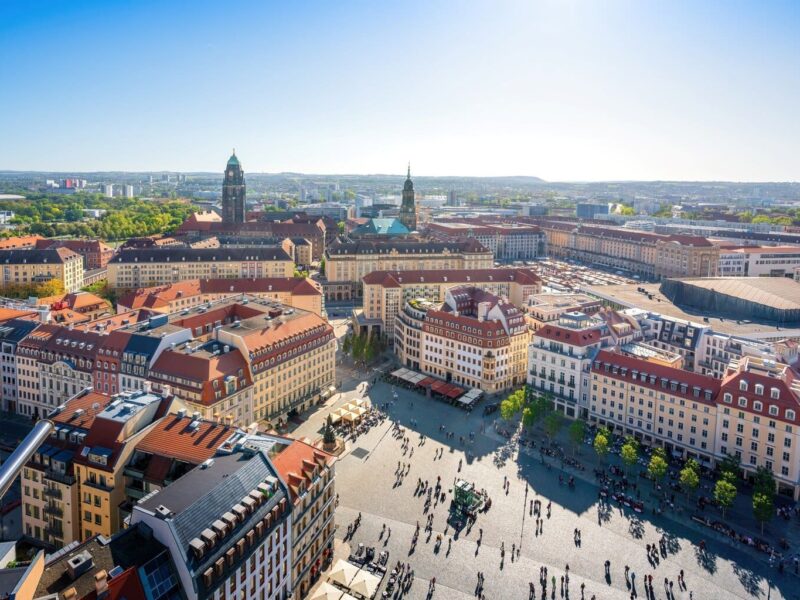 Panorama over het stadscentrum van Dresden – zonnige blik op het Altmarktplein en iconische Dresden Highlights.