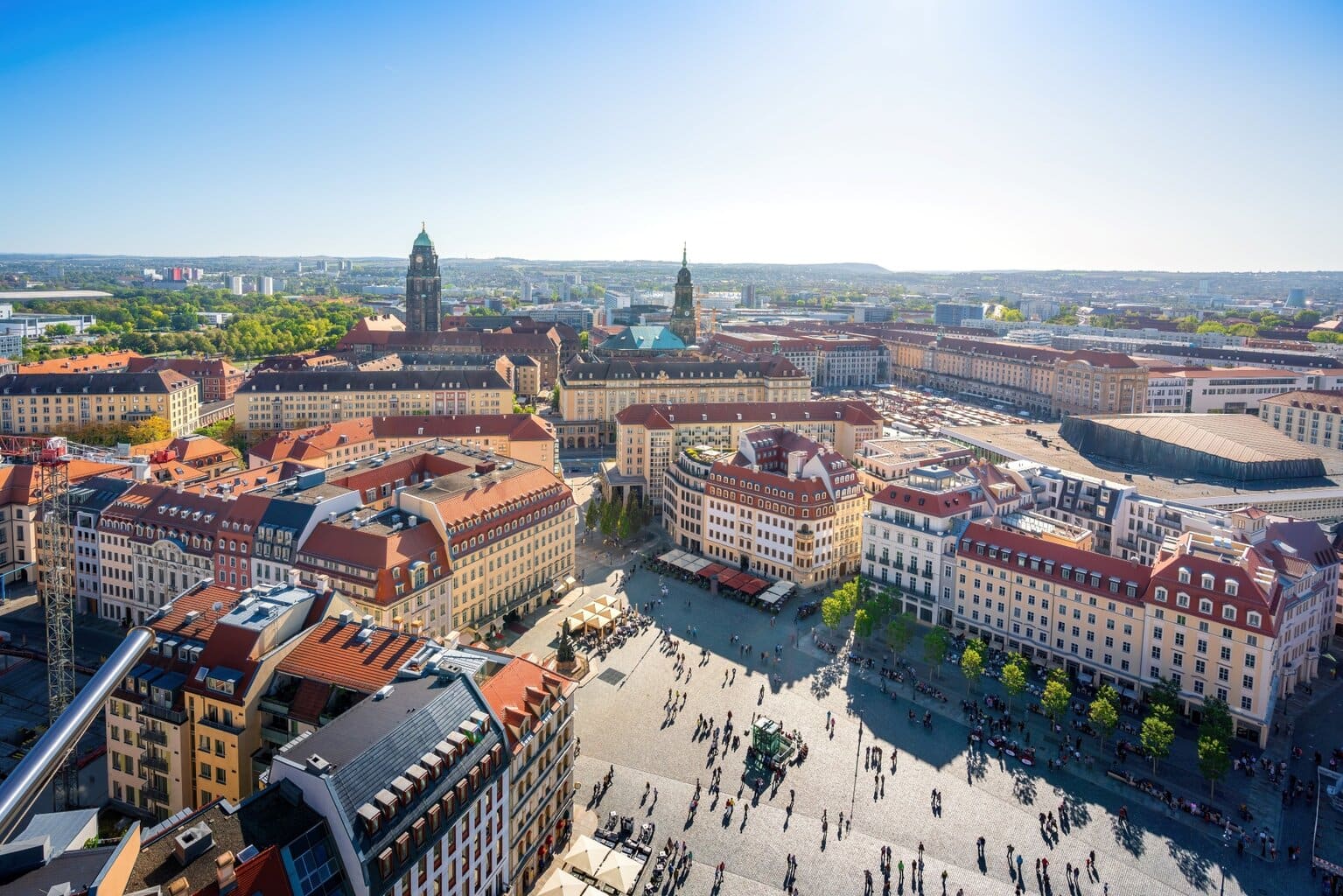Panorama over het stadscentrum van Dresden – zonnige blik op het Altmarktplein en iconische Dresden Highlights.