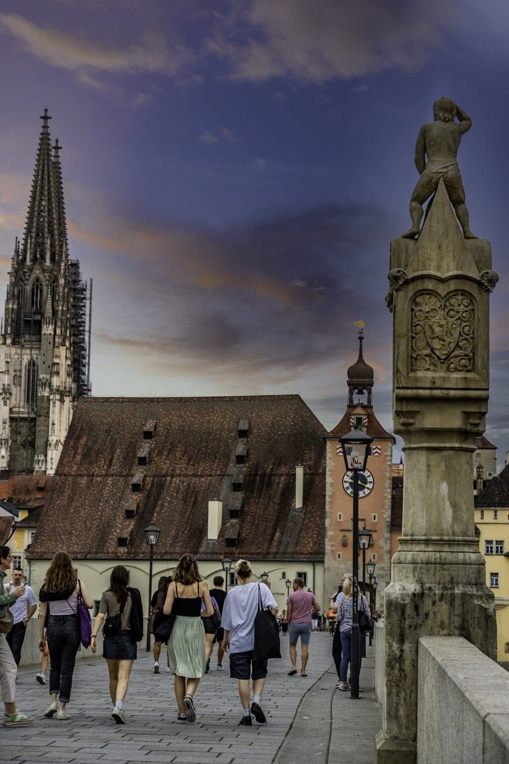 Een wandeling over de Steinerne Brücke laat Regensburg schitteren bij zonsondergang.