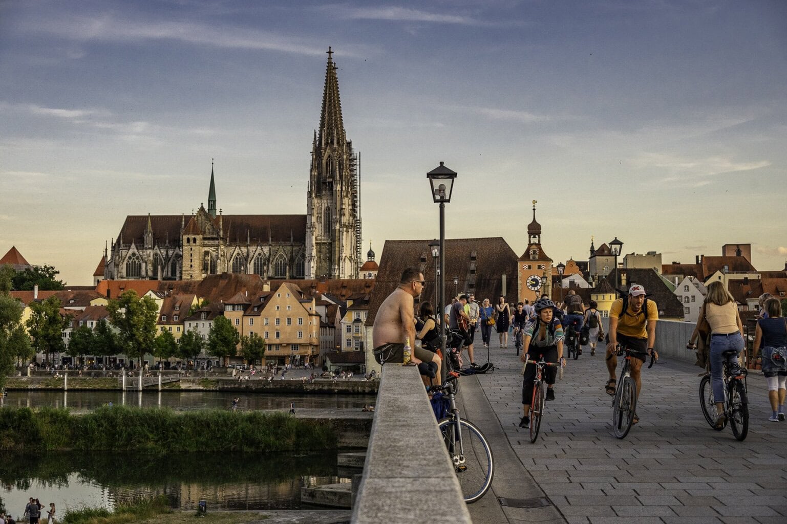 Op de levendige Steinerne Brücke beleef je Regensburg tussen fietsers, wandelaars en uitzicht op de Dom.