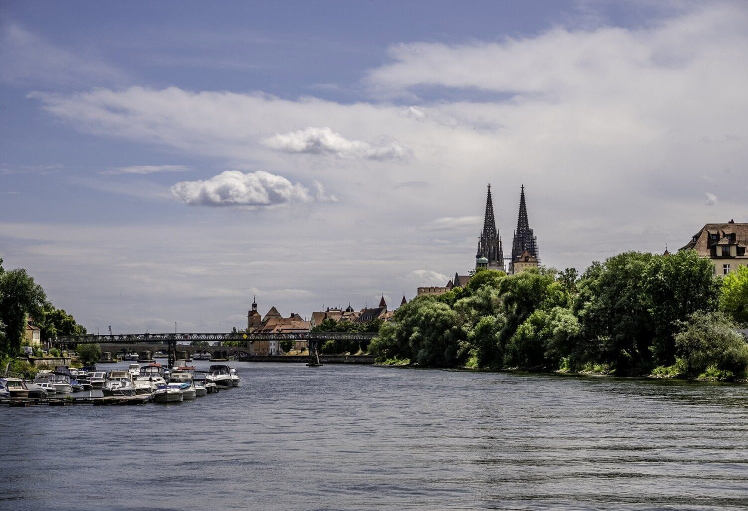 In Regensburg komen boten, kerktorens en rivierlandschap in perfecte harmonie samen.