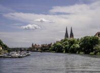 In Regensburg komen boten, kerktorens en rivierlandschap in perfecte harmonie samen.