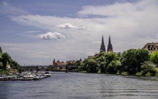 In Regensburg komen boten, kerktorens en rivierlandschap in perfecte harmonie samen.