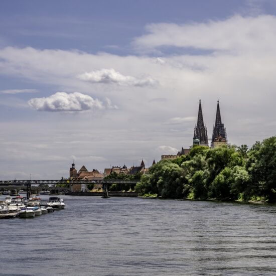 In Regensburg komen boten, kerktorens en rivierlandschap in perfecte harmonie samen.