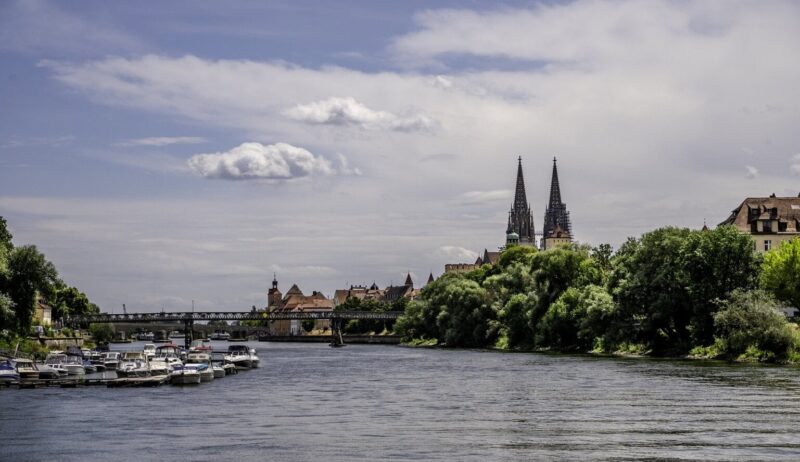 In Regensburg komen boten, kerktorens en rivierlandschap in perfecte harmonie samen.