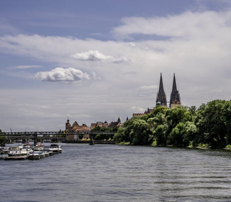 In Regensburg komen boten, kerktorens en rivierlandschap in perfecte harmonie samen.