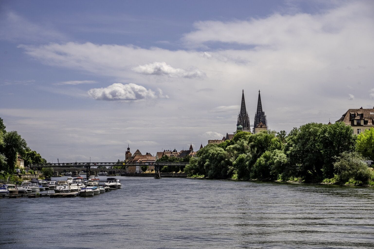 In Regensburg komen boten, kerktorens en rivierlandschap in perfecte harmonie samen.