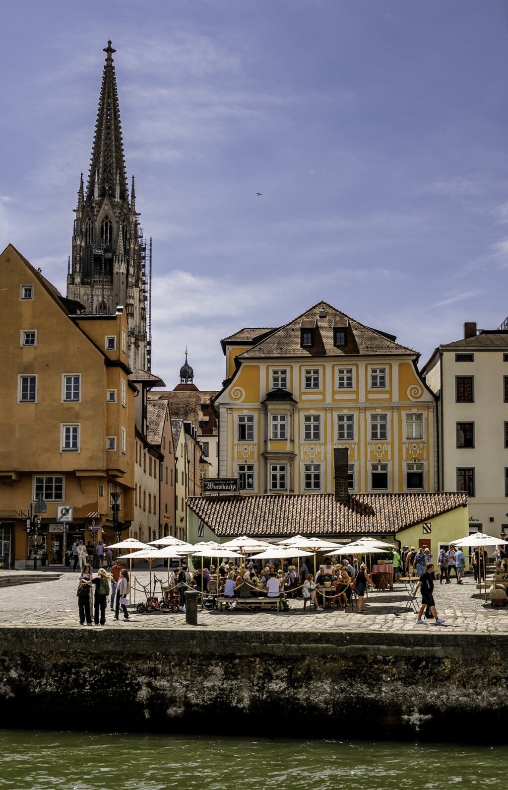 Worst eten aan het water met uitzicht op de Dom – zo smaakt Regensburg in de zon.