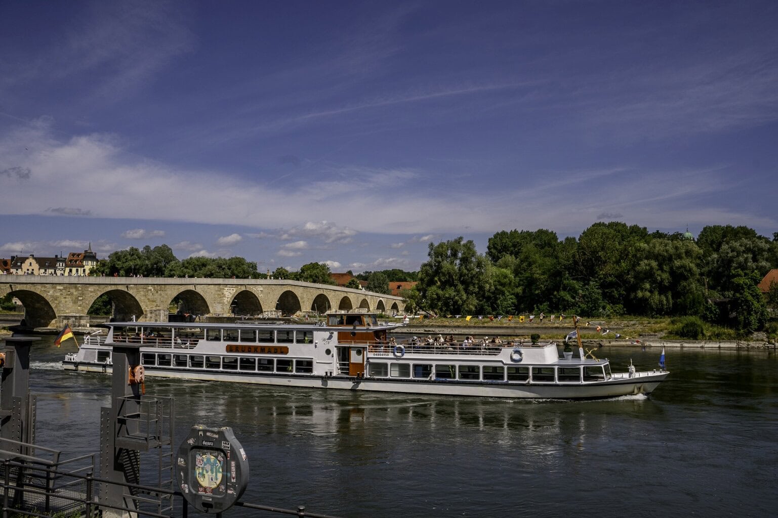 Een boottocht langs de Steinerne Brücke laat Regensburg van zijn mooiste kant zien.