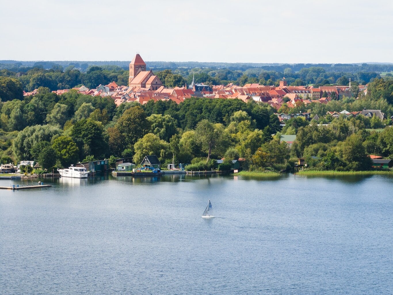 zeilen op de Plauer See in Müritz, Mecklenburg-Voor-pommeren, Duitsland