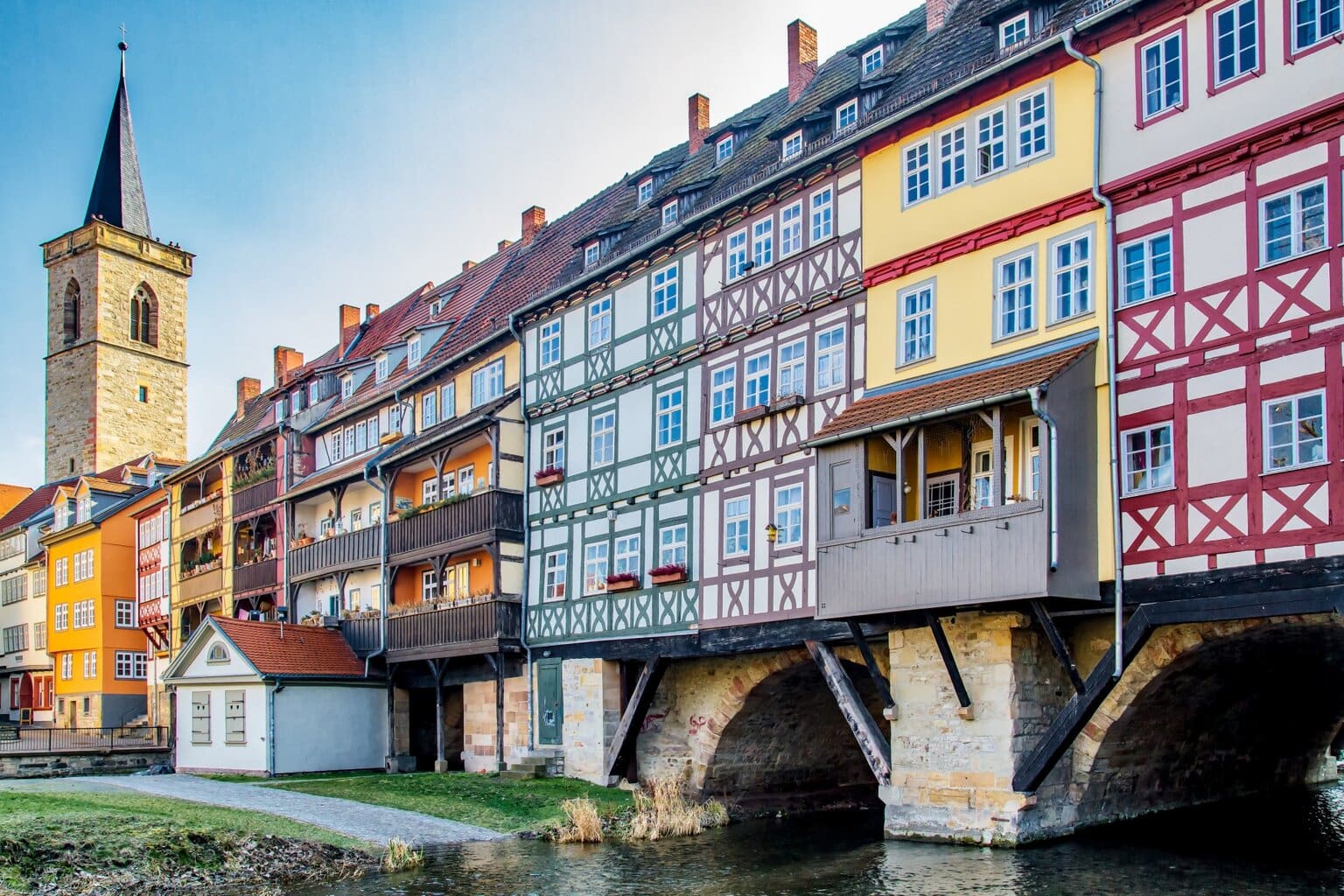 De kleurrijke huizen boven de Krämerbrücke bieden niet alleen woonruimte, maar geven Erfurt ook zijn speciale middeleeuwse flair.