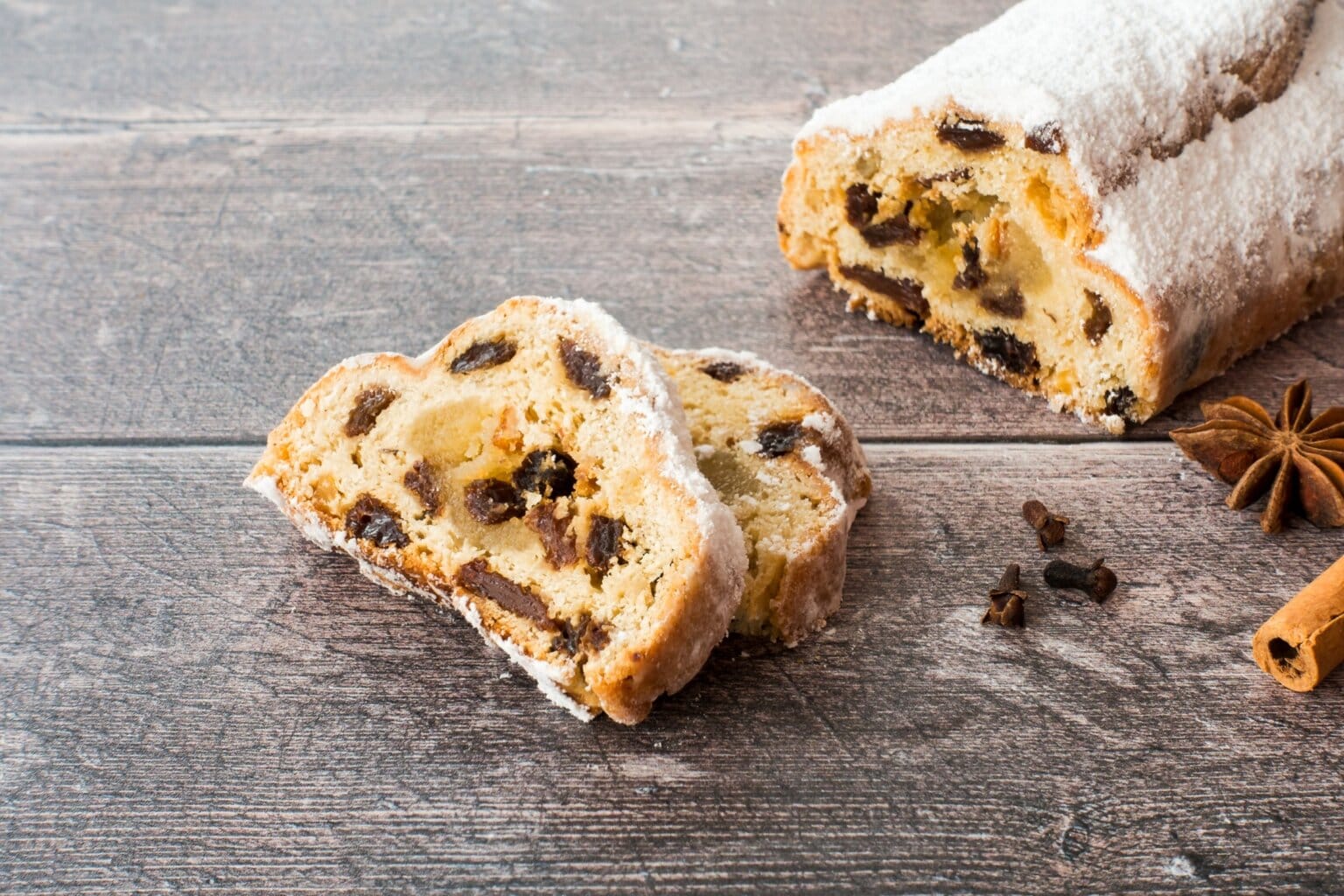 Versgesneden stukjes Dresdner Stollen – een klassiek Duits kerstgebak met rozijnen, amandelspijs en poedersuiker. Deze lekkernij uit Saksen is een van de typisch Duitse gerechten die vooral tijdens de feestdagen niet mag ontbreken.