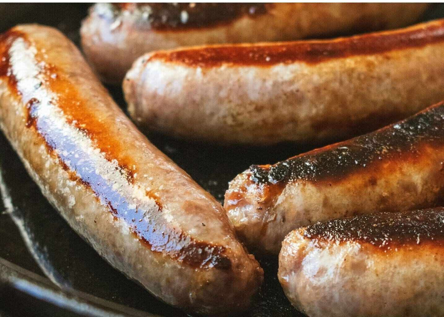 Close-up van braadworstjes op de barbecue