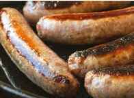 Close-up van braadworstjes op de barbecue