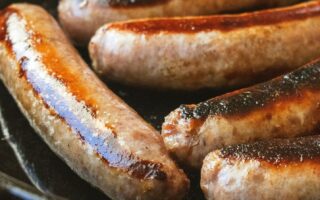 Close-up van braadworstjes op de barbecue