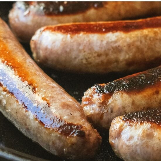 Close-up van braadworstjes op de barbecue