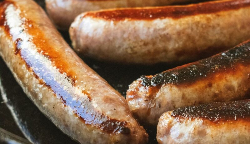 Close-up van braadworstjes op de barbecue