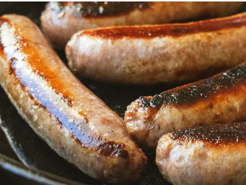 Close-up van braadworstjes op de barbecue