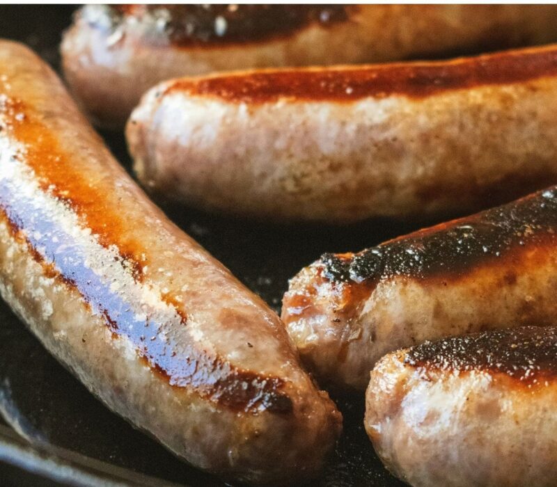 Close-up van braadworstjes op de barbecue