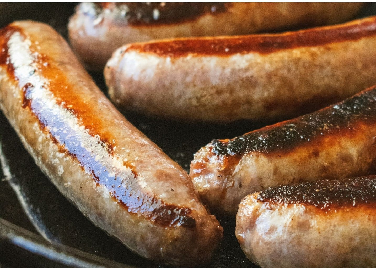 Close-up van braadworstjes op de barbecue