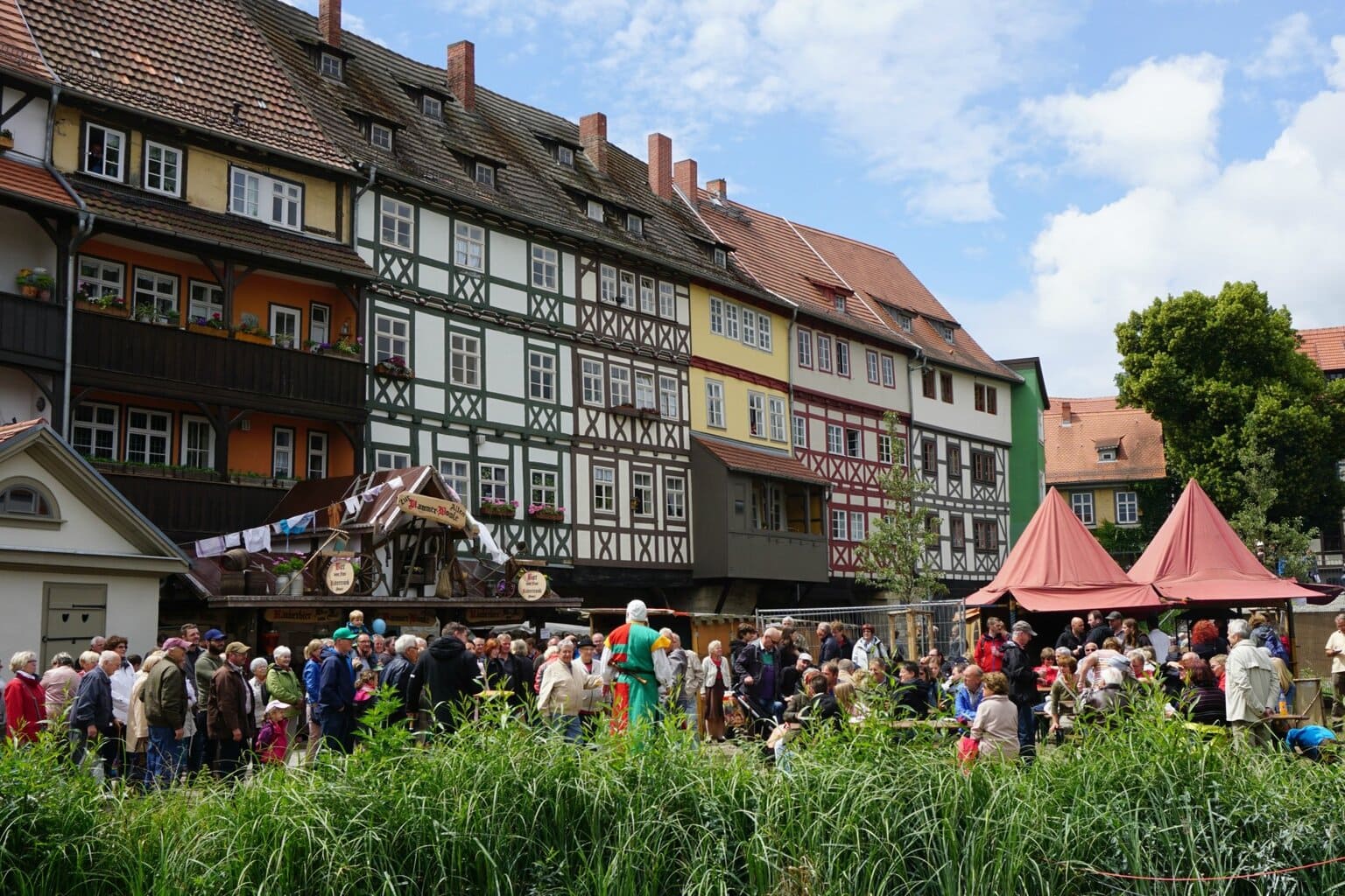 Het Krämerbrücken Festival brengt iedereen samen en brengt de stad terug naar de Middeleeuwen.
