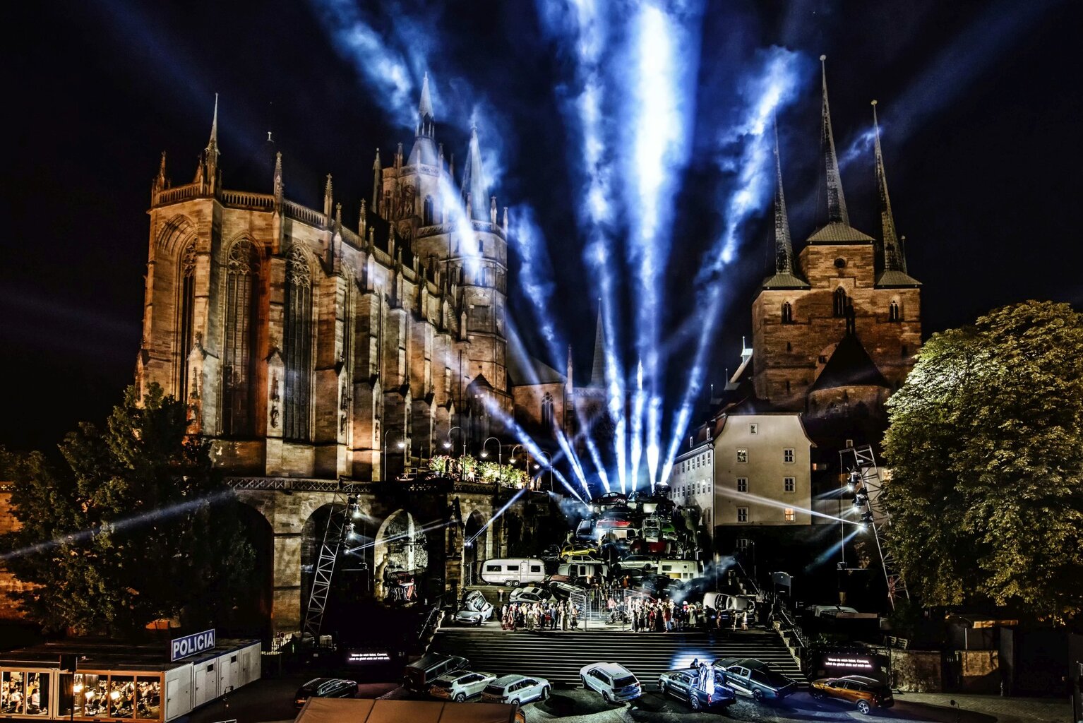 Spectaculaire avondscène in Erfurt met lichtshow op de middeleeuwse Dom en Severikirche – een levendig voorbeeld van hoe de stad Erfurt Middeleeuwen en moderne cultuur combineert.