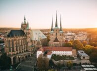 Uitzicht op de Dom en Severikirche in Erfurt bij zonsondergang – een prachtig voorbeeld van Erfurt Middeleeuwen met indrukwekkende gotische architectuur en historische charme.