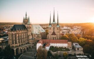 Uitzicht op de Dom en Severikirche in Erfurt bij zonsondergang – een prachtig voorbeeld van Erfurt Middeleeuwen met indrukwekkende gotische architectuur en historische charme.