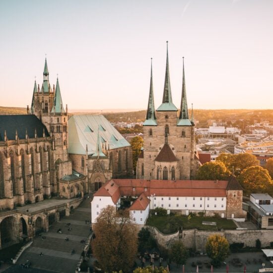 Uitzicht op de Dom en Severikirche in Erfurt bij zonsondergang – een prachtig voorbeeld van Erfurt Middeleeuwen met indrukwekkende gotische architectuur en historische charme.