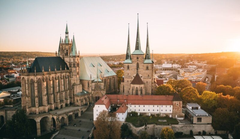 Uitzicht op de Dom en Severikirche in Erfurt bij zonsondergang – een prachtig voorbeeld van Erfurt Middeleeuwen met indrukwekkende gotische architectuur en historische charme.