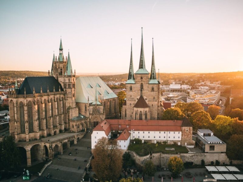 Uitzicht op de Dom en Severikirche in Erfurt bij zonsondergang – een prachtig voorbeeld van Erfurt Middeleeuwen met indrukwekkende gotische architectuur en historische charme.