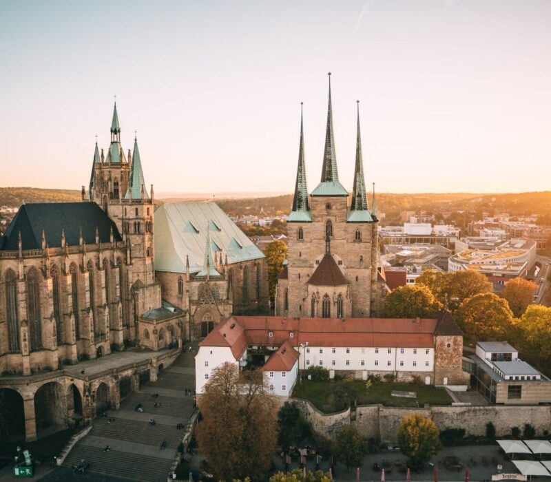 Uitzicht op de Dom en Severikirche in Erfurt bij zonsondergang – een prachtig voorbeeld van Erfurt Middeleeuwen met indrukwekkende gotische architectuur en historische charme.
