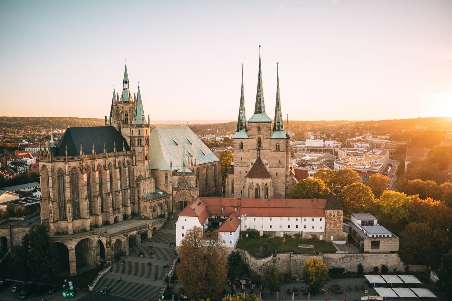 Uitzicht op de Dom en Severikirche in Erfurt bij zonsondergang – een prachtig voorbeeld van Erfurt Middeleeuwen met indrukwekkende gotische architectuur en historische charme.