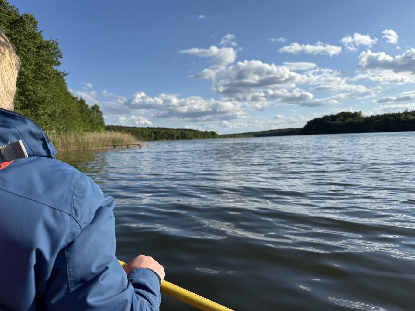 Peddelen in het Mecklenburgse merengebied in Mecklenburg-Voor-Pommeren, Duitsland