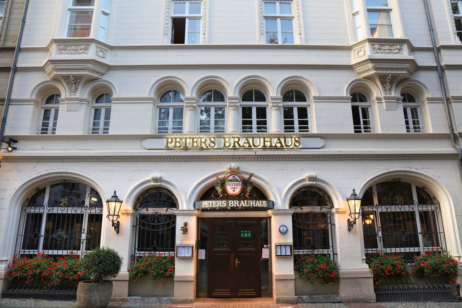 De voorgevel van Peters Brauhaus in Keulen – een traditioneel Duits eethuis waar regionale specialiteiten en typisch Duitse gerechten met Kölsch-bier worden geserveerd.