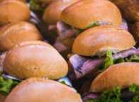 Versgebakken broodjes gevuld met zilte haring en knapperige sla – een klassiek voorbeeld van typisch Duitse gerechten die je zeker moet proeven tijdens een culinaire reis door Noord-Duitsland.