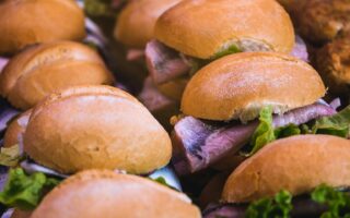 Versgebakken broodjes gevuld met zilte haring en knapperige sla – een klassiek voorbeeld van typisch Duitse gerechten die je zeker moet proeven tijdens een culinaire reis door Noord-Duitsland.