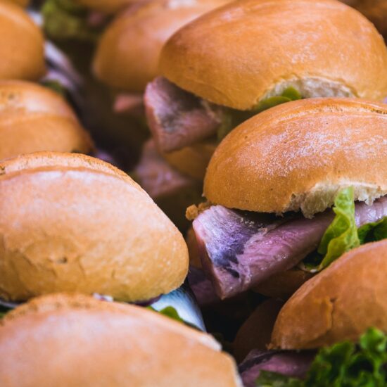 Versgebakken broodjes gevuld met zilte haring en knapperige sla – een klassiek voorbeeld van typisch Duitse gerechten die je zeker moet proeven tijdens een culinaire reis door Noord-Duitsland.