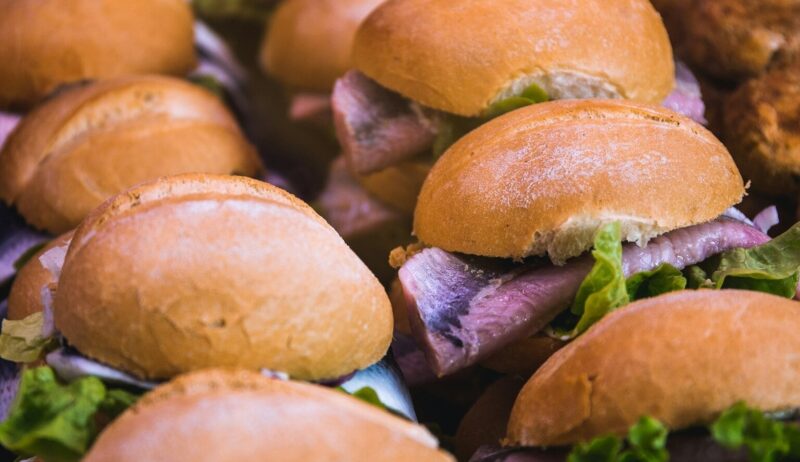 Versgebakken broodjes gevuld met zilte haring en knapperige sla – een klassiek voorbeeld van typisch Duitse gerechten die je zeker moet proeven tijdens een culinaire reis door Noord-Duitsland.